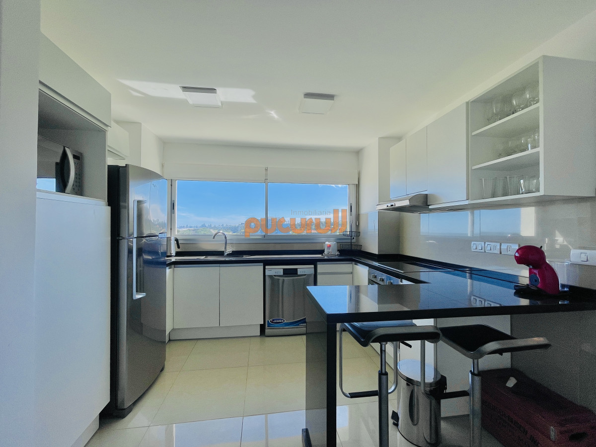 Apartamento ID.2456 - Penthouse de 3 Dormitorios en Primera Línea del Mar, Playa Brava Punta del Este