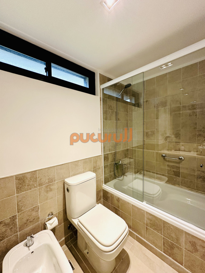 Apartamento ID.2634 - Excelente y amplio departamento duplex en venta de 3 dormitorios mas dependencia con parrillero, Punta Ballena