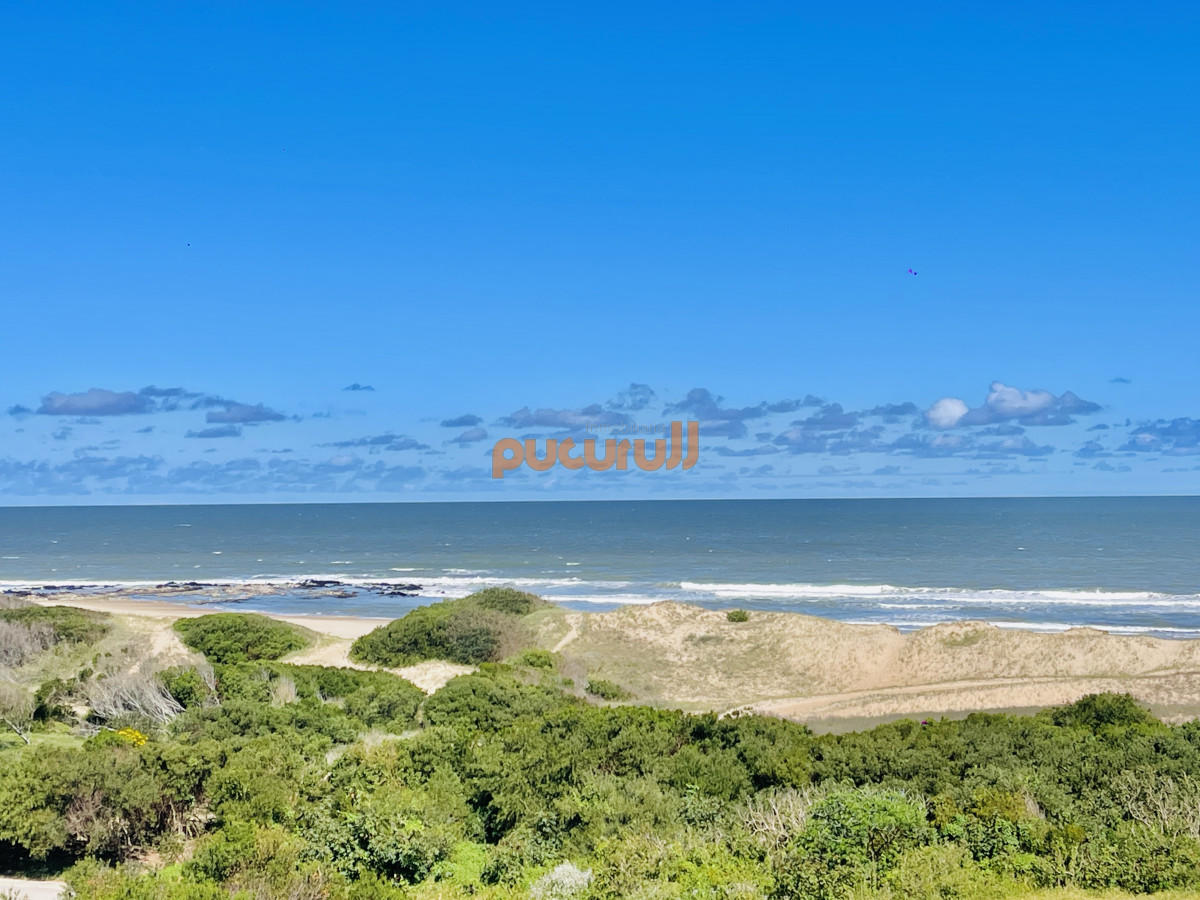 Apartamento ID.2456 - Penthouse de 3 Dormitorios en Primera Línea del Mar, Playa Brava Punta del Este