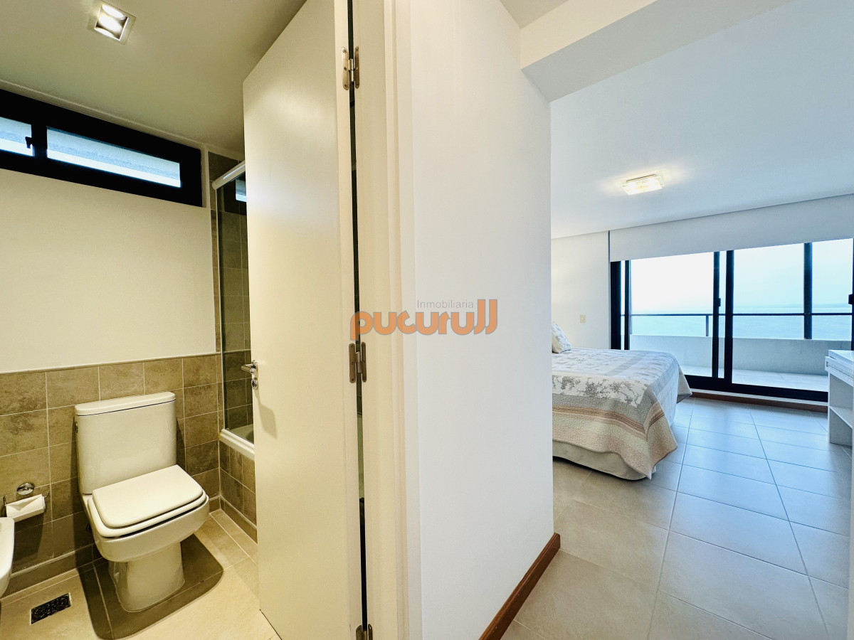 Apartamento ID.2634 - Excelente y amplio departamento duplex en venta de 3 dormitorios mas dependencia con parrillero, Punta Ballena
