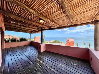 Alquiler temporario de maravillosa casa de cuatro dormitorios más dependencia en Complejo Privado de Punta Ballena