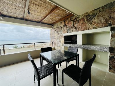 Alquiler temporario de apartamento de dos dormitorios con Parrillero de uso exclusivo en complejo privado de Punta Ballena
