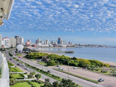 Venta y alquiler temporario de apartamento de tres dormitorios sobre playa Mansa, parada 5