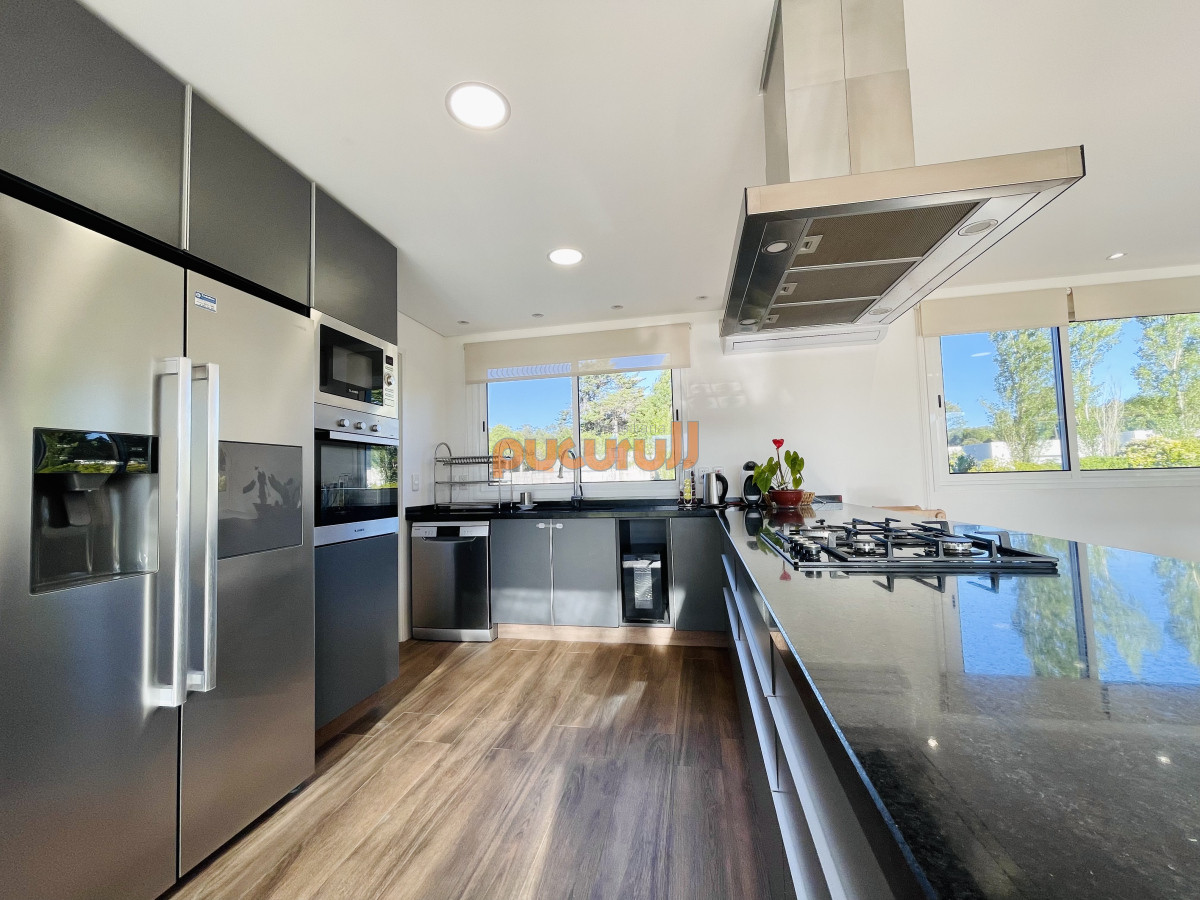 Casa ID.2577 - Moderna Casa de 4 Dormitorios, Piscina Climatizada y Parrillero en Punta Ballena, Barrio Semi Privado