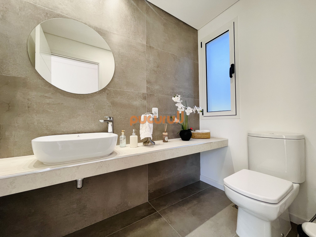 Casa ID.2577 - Moderna Casa de 4 Dormitorios, Piscina Climatizada y Parrillero en Punta Ballena, Barrio Semi Privado