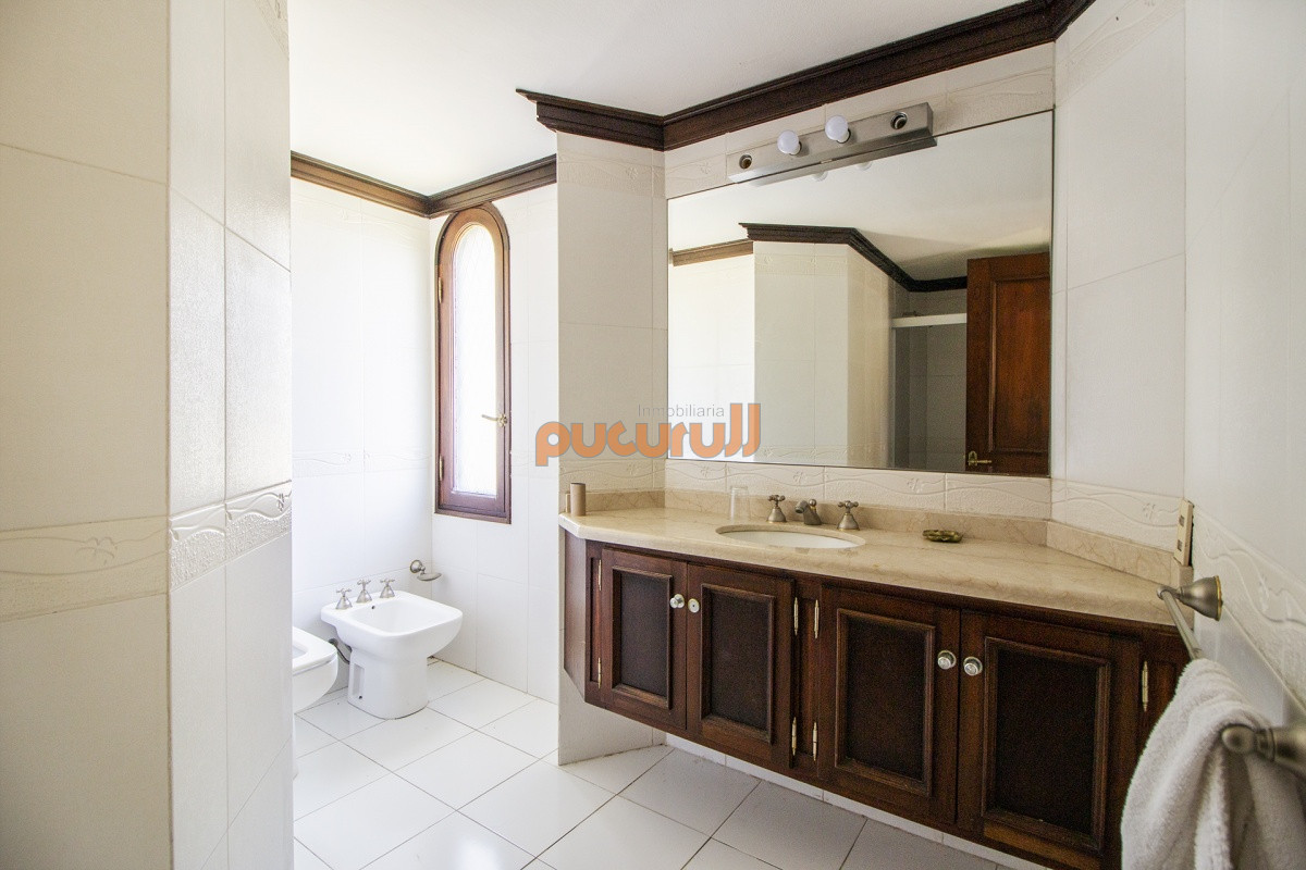 Casa ID.3094 - Venta de Casa de 4 Dormitorios y Piscina con gran parque en Playa Mansa, Punta del Este