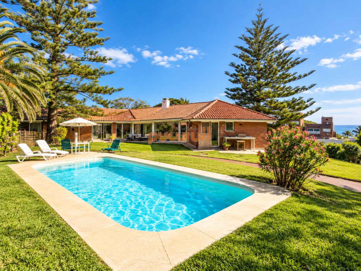 Excelente Casa de 4 Dormitorios y Piscina a una Cuadra del Mar