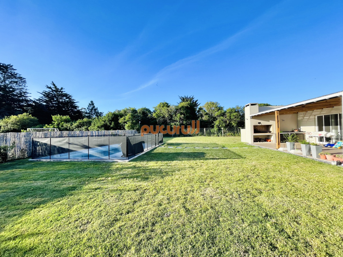 Casa ID.2577 - Moderna Casa de 4 Dormitorios, Piscina Climatizada y Parrillero en Punta Ballena, Barrio Semi Privado