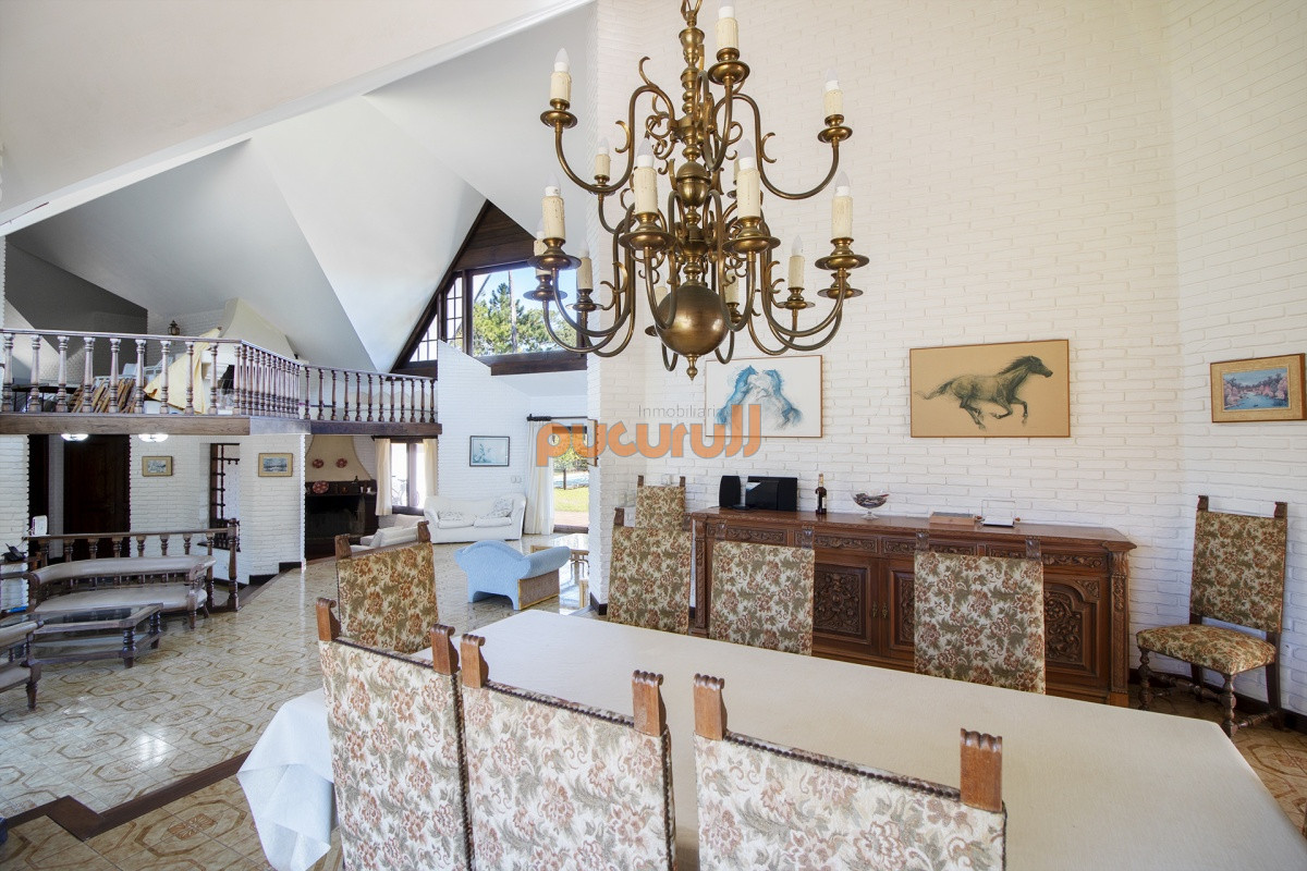 Casa ID.3094 - Venta de Casa de 4 Dormitorios y Piscina con gran parque en Playa Mansa, Punta del Este