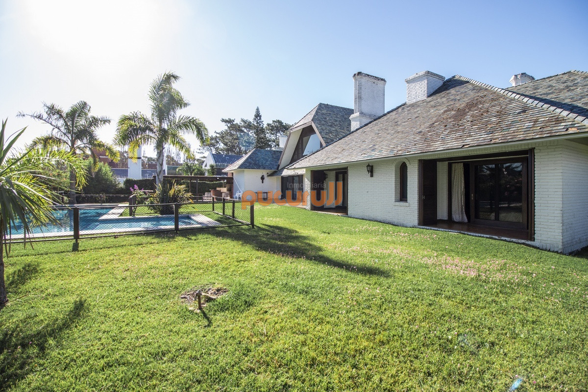 Casa ID.3094 - Venta de Casa de 4 Dormitorios y Piscina con gran parque en Playa Mansa, Punta del Este