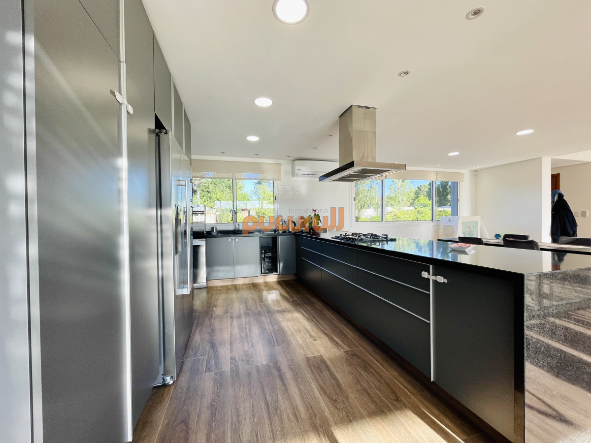 Casa ID.2577 - Moderna Casa de 4 Dormitorios, Piscina Climatizada y Parrillero en Punta Ballena, Barrio Semi Privado