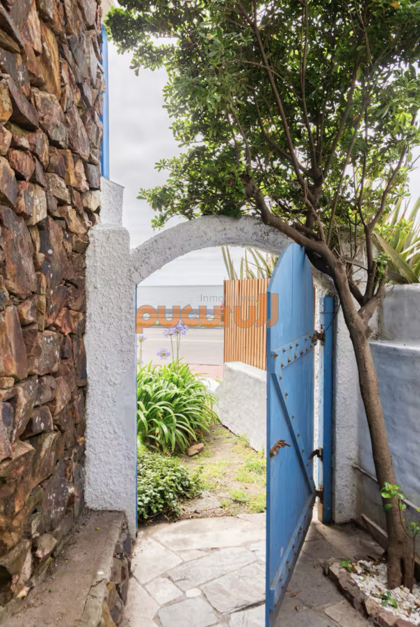 Casa ID.2889 - Gran Casa en Venta sobre el Mar de 5 Dormitorios y Dependencia en Península, Punta del Este