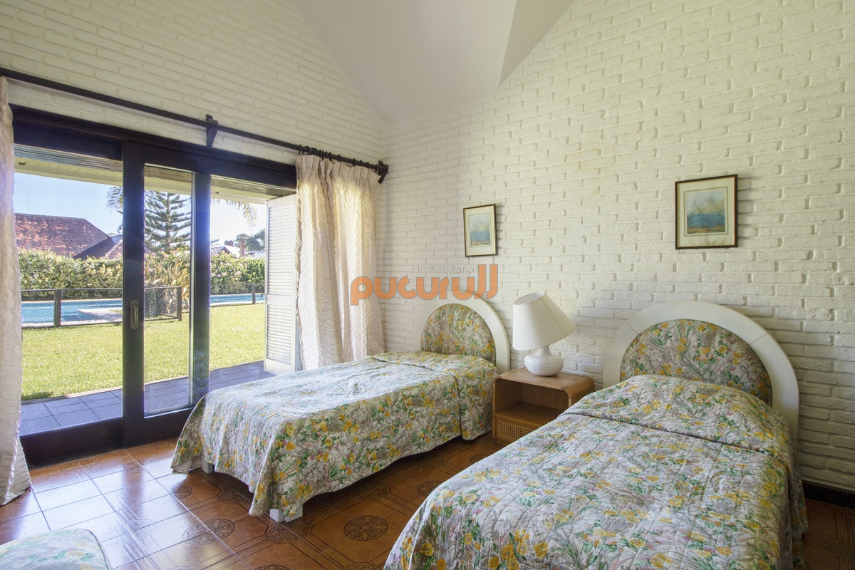 Casa ID.3094 - Venta de Casa de 4 Dormitorios y Piscina con gran parque en Playa Mansa, Punta del Este