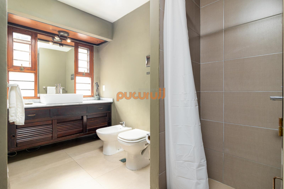 Casa ID.2889 - Gran Casa en Venta sobre el Mar de 5 Dormitorios y Dependencia en Península, Punta del Este
