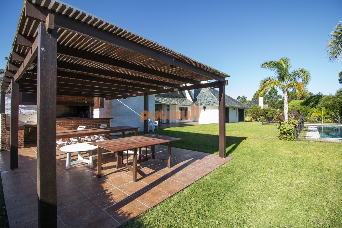 Casa ID.3094 - Venta de Casa de 4 Dormitorios y Piscina con gran parque en Playa Mansa, Punta del Este