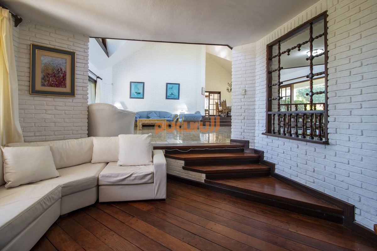 Casa ID.3094 - Venta de Casa de 4 Dormitorios y Piscina con gran parque en Playa Mansa, Punta del Este
