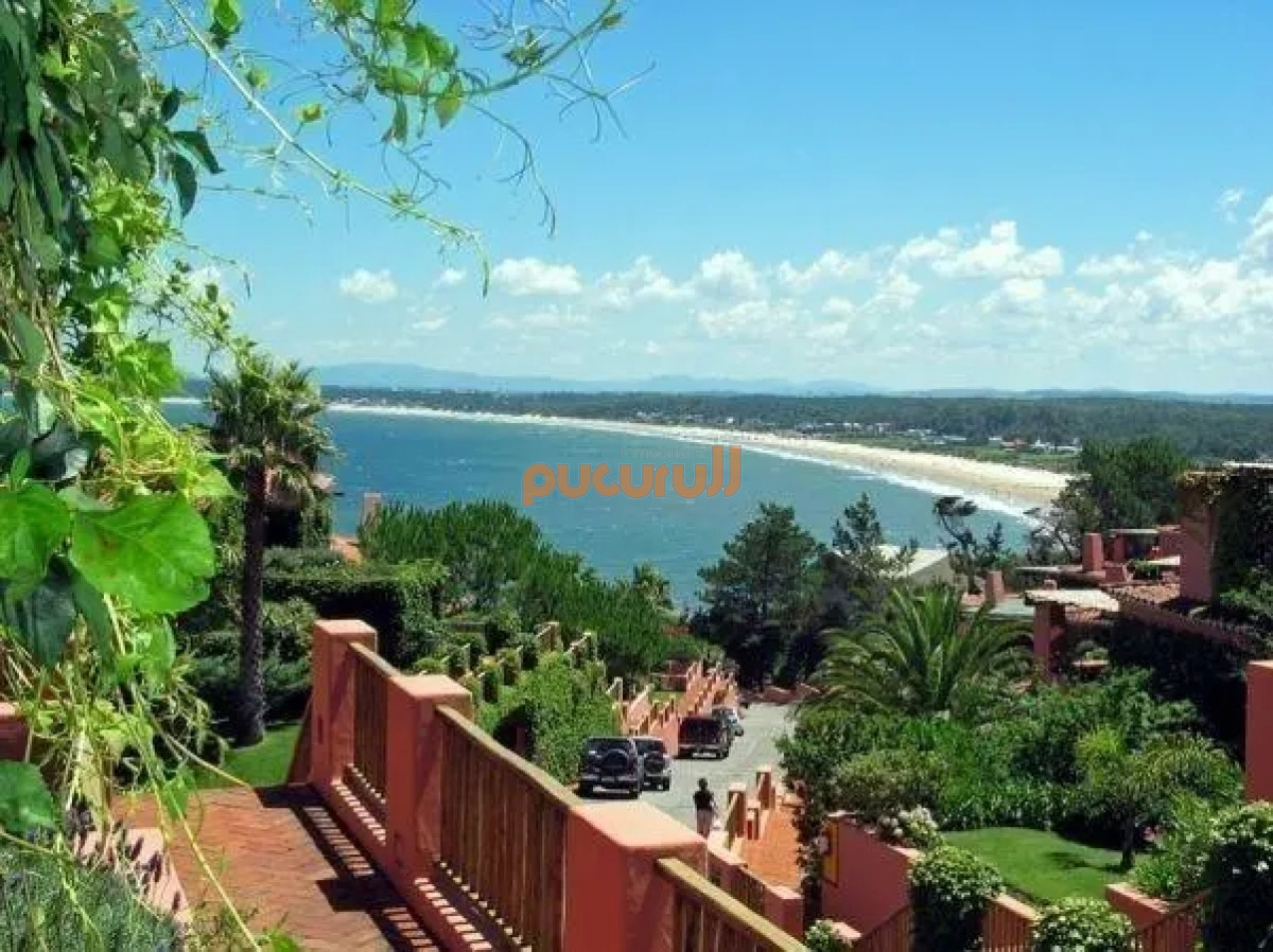 Apartamento ID.1203 - Alquiler temporario de maravillosa casa de cuatro dormitorios más dependencia en Complejo Privado de Punta Ballena