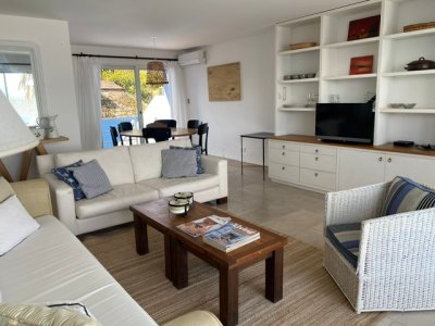 Apartamento reciclado en venta y alquiler temporario de tres dormitorios en playa Manantiales