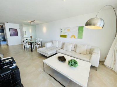 Apartamento en alquiler y venta de 2 Dormitorios con Vista al Mar y Parrillero en Punta del Este
