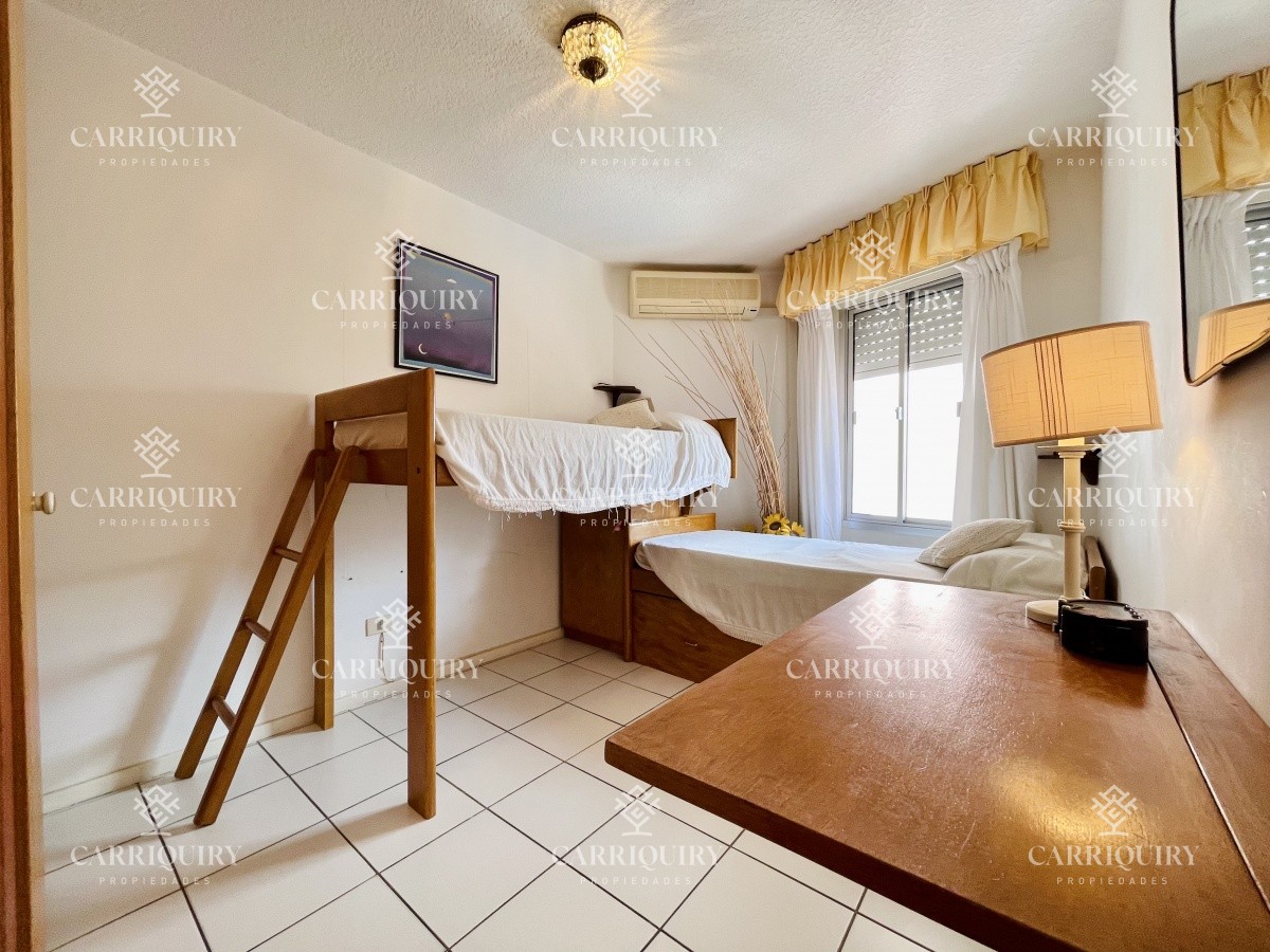 Apartamento ID.5386 - Apartamento de 2 Dormitorios en Playa Mansa, a Pocos Metros del Mar - Venta