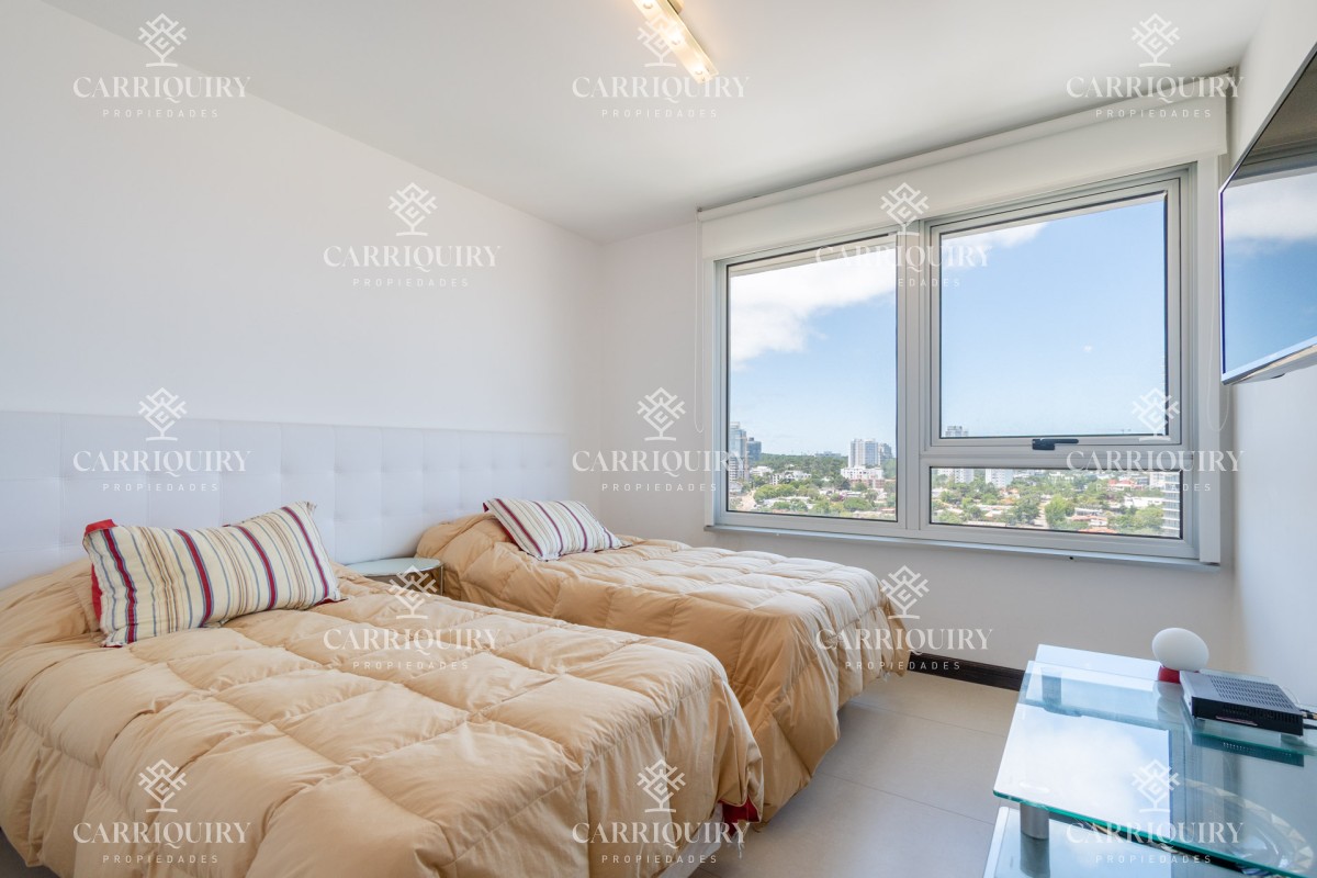 Apartamento ID.5507 - Venta de Excelente Apartamento de 3 Dormitorios con Vista al Mar, Playa Mansa, Punta del Este