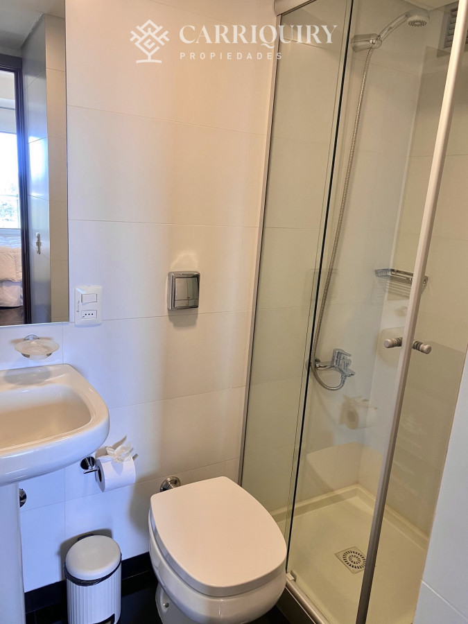 Apartamento ID.10466 - Venta Excelente Apartamento de 2 Dormitorios + Servicio en Brava con Vista al Mar