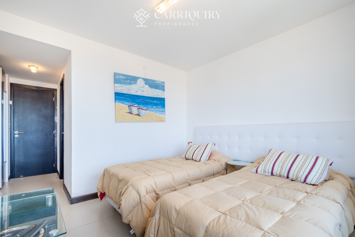 Apartamento ID.5507 - Venta de Excelente Apartamento de 3 Dormitorios con Vista al Mar, Playa Mansa, Punta del Este