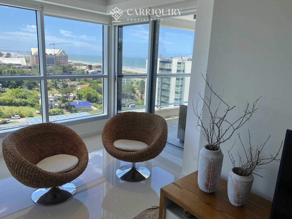 Apartamento ID.10466 - Venta Excelente Apartamento de 2 Dormitorios + Servicio en Brava con Vista al Mar