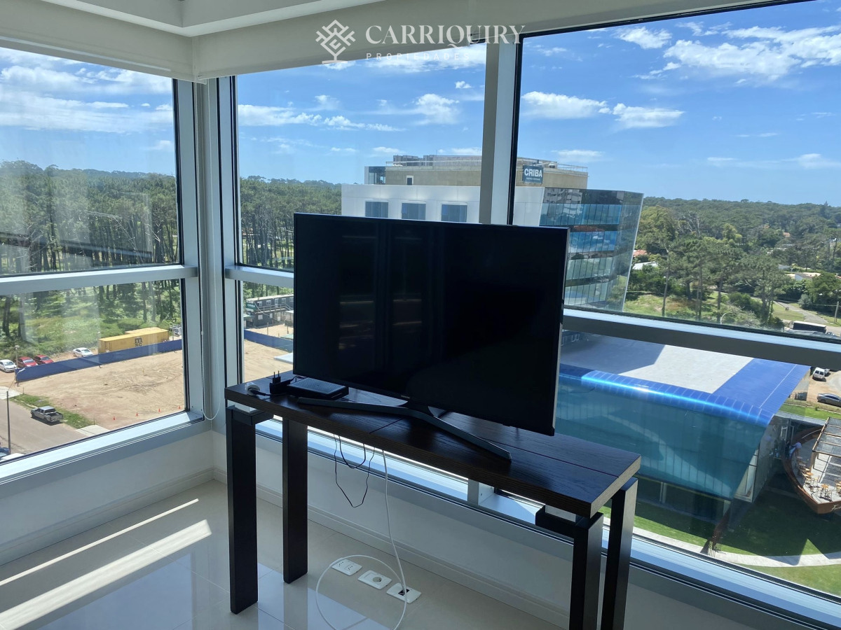 Apartamento ID.10466 - Venta Excelente Apartamento de 2 Dormitorios + Servicio en Brava con Vista al Mar