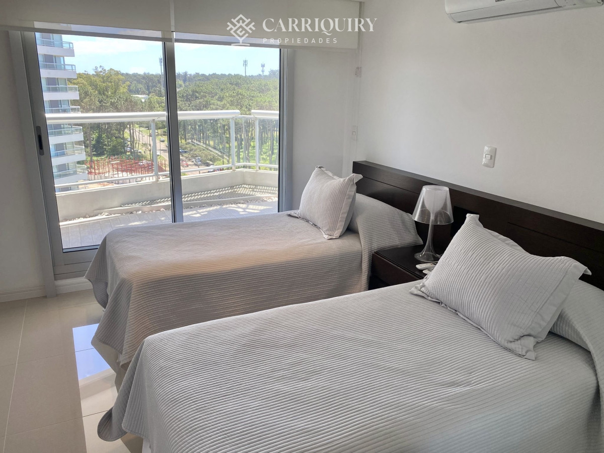 Apartamento ID.10466 - Venta Excelente Apartamento de 2 Dormitorios + Servicio en Brava con Vista al Mar