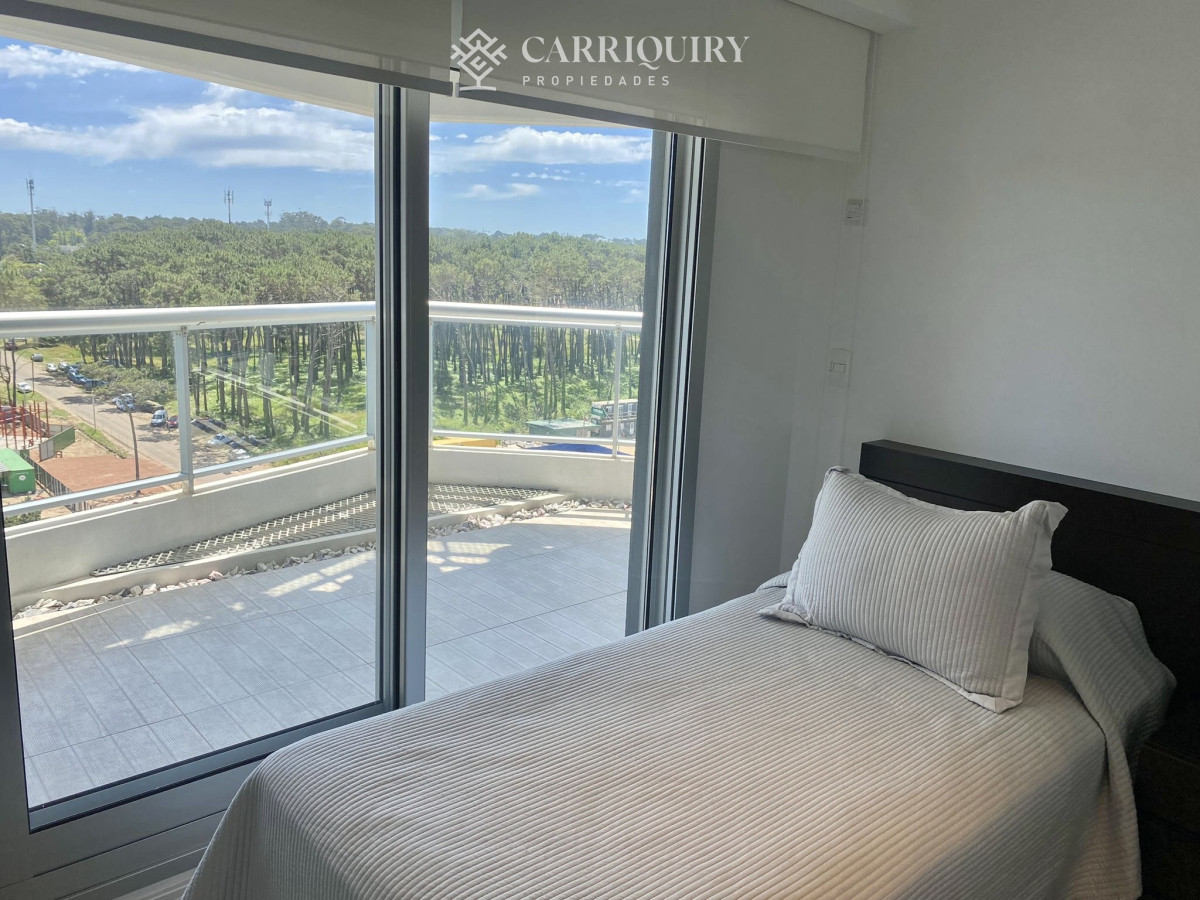 Apartamento ID.10466 - Venta Excelente Apartamento de 2 Dormitorios + Servicio en Brava con Vista al Mar