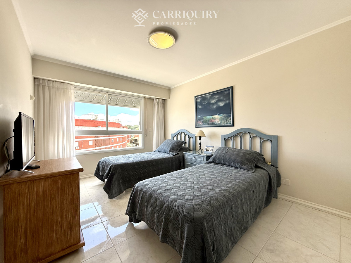 Apartamento ID.8071/APARTAMENTO,-4-DORM- -DEP.-SERV,-PUERTO,-PUNTA-DEL-ESTE,-VENTA-Y-ALQUILER - Alquiler temporario de apartamento esquinero de tres dormitorios más dependencia de servicio sobre Playa Mansa, Punta del Este