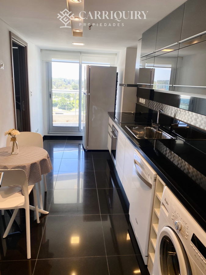 Apartamento ID.10466 - Venta Excelente Apartamento de 2 Dormitorios + Servicio en Brava con Vista al Mar