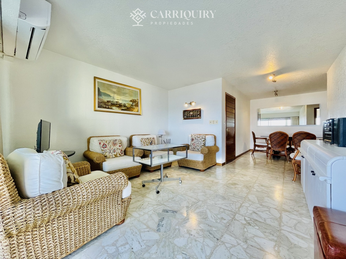 Apartamento ID.6538 - Apartamento de 3 Dormitorios en Playa Mansa con Vista al Mar