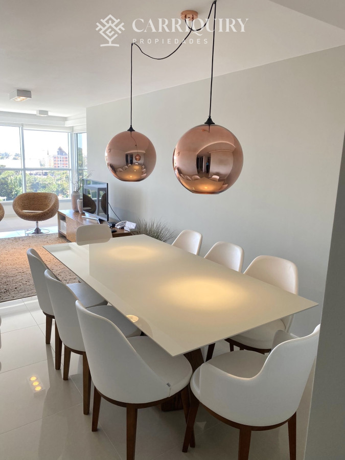 Apartamento ID.10466 - Venta Excelente Apartamento de 2 Dormitorios + Servicio en Brava con Vista al Mar