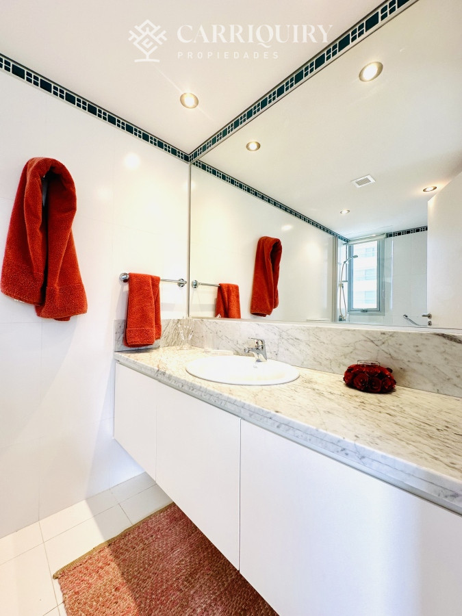 Apartamento ID.7507/Alquiler-temporario-de-apartamento-esquinero-de-tres-dormitorios-más-dependencia-de-servicio-sobre-Playa-Mansa,-Punta-del-Este - Alquiler temporal y anual de maravilloso departamento esquinero en Torre Le Parc, Playa Brava, Punta del Este