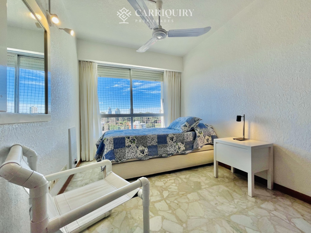 Apartamento ID.6538 - Apartamento de 3 Dormitorios en Playa Mansa con Vista al Mar
