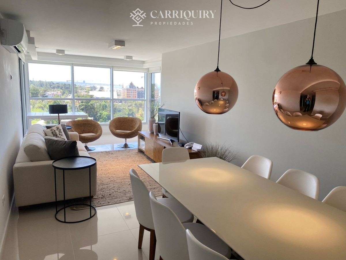 Apartamento ID.10466 - Venta Excelente Apartamento de 2 Dormitorios + Servicio en Brava con Vista al Mar