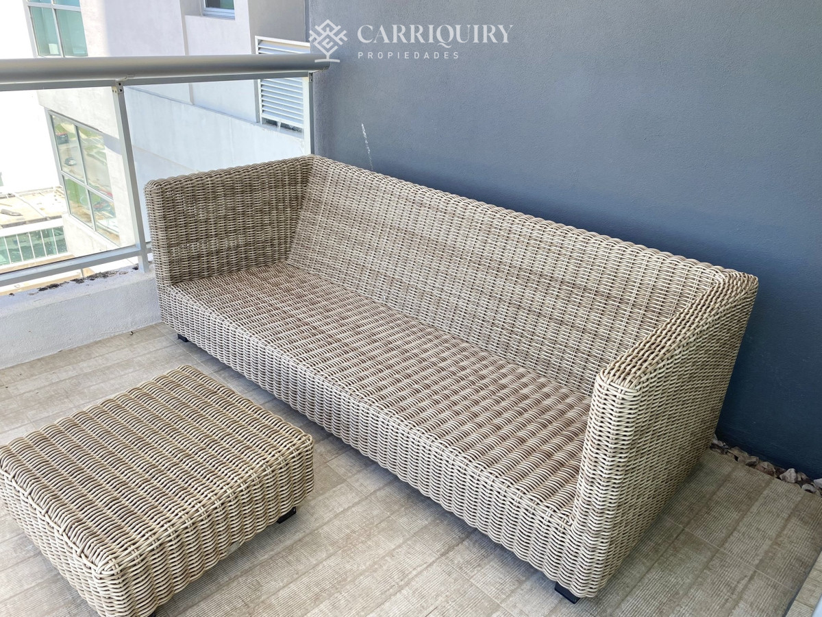 Apartamento ID.10466 - Venta Excelente Apartamento de 2 Dormitorios + Servicio en Brava con Vista al Mar
