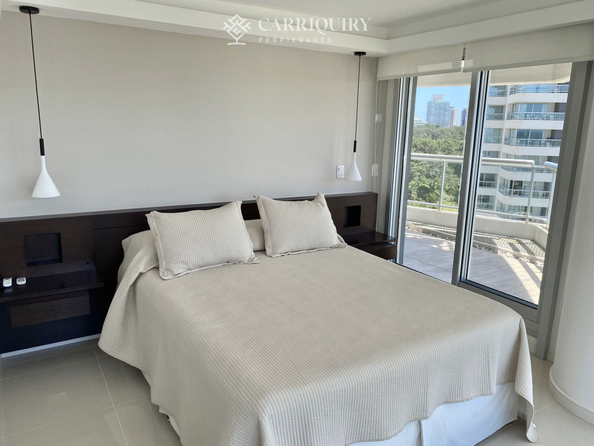 Apartamento ID.10466 - Venta Excelente Apartamento de 2 Dormitorios + Servicio en Brava con Vista al Mar