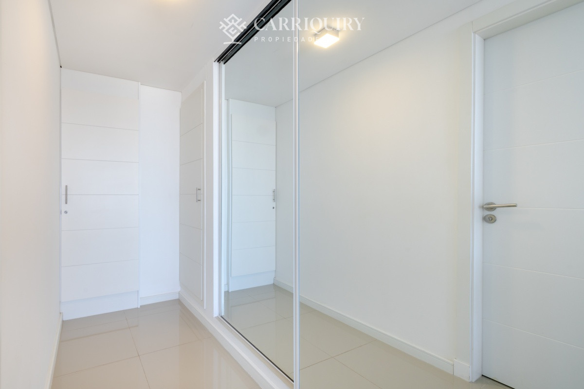 Apartamento ID.6896 - Apartamento de 2 Dormitorios en Playa Brava con Vista al Mar - Venta
