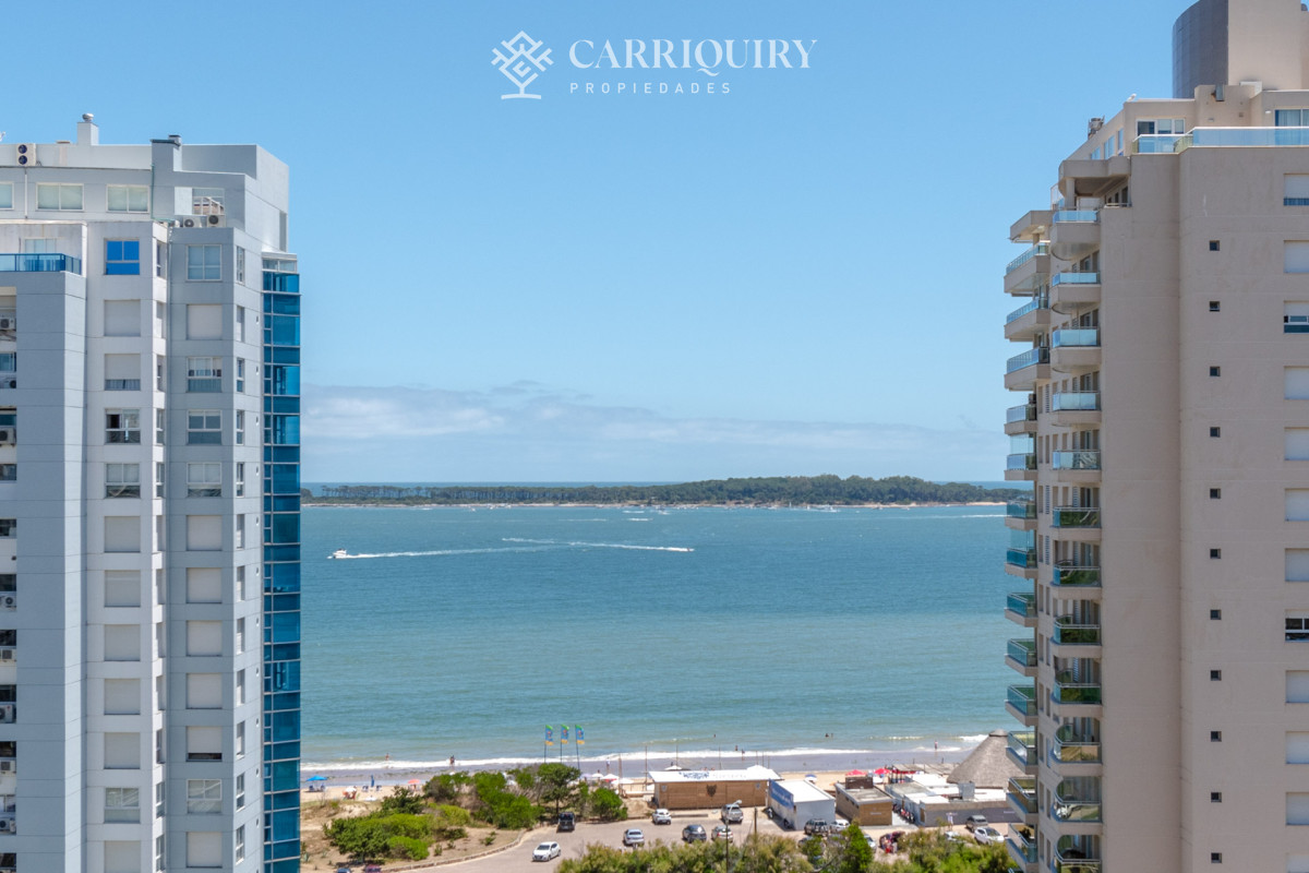 Apartamento ID.5507 - Venta de Excelente Apartamento de 3 Dormitorios con Vista al Mar, Playa Mansa, Punta del Este