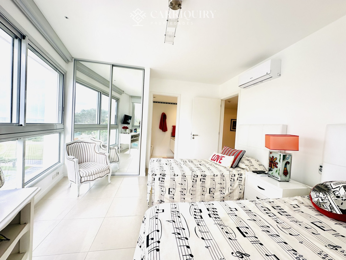 Apartamento ID.7507/Alquiler-temporario-de-apartamento-esquinero-de-tres-dormitorios-más-dependencia-de-servicio-sobre-Playa-Mansa,-Punta-del-Este - Alquiler temporal y anual de maravilloso departamento esquinero en Torre Le Parc, Playa Brava, Punta del Este