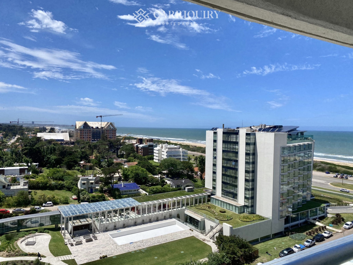 Apartamento ID.10466 - Venta Excelente Apartamento de 2 Dormitorios + Servicio en Brava con Vista al Mar