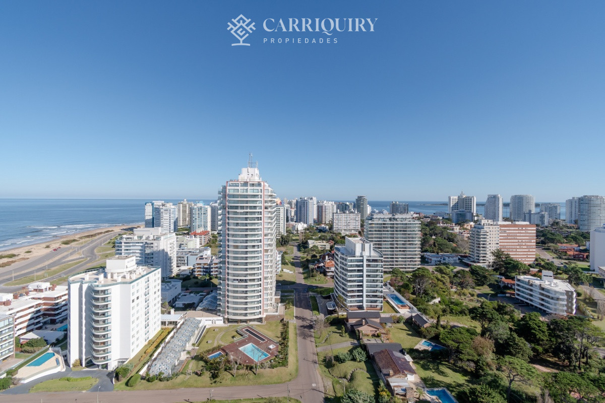 Apartamento ID.6896 - Apartamento de 2 Dormitorios en Playa Brava con Vista al Mar - Venta