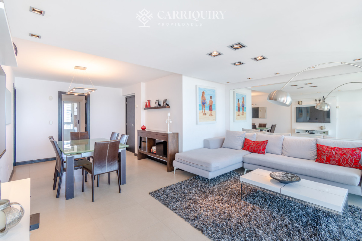 Apartamento ID.5507 - Venta de Excelente Apartamento de 3 Dormitorios con Vista al Mar, Playa Mansa, Punta del Este