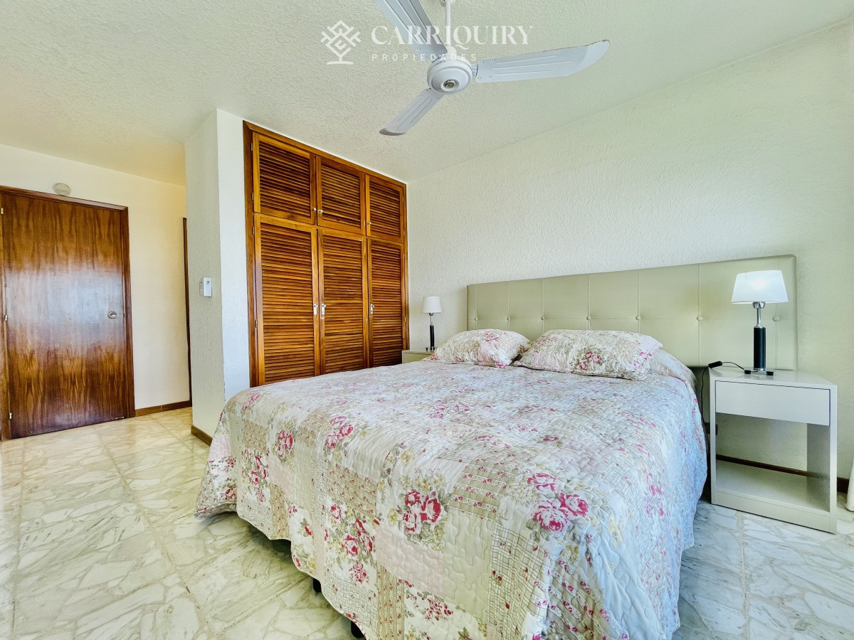 Apartamento ID.6538 - Apartamento de 3 Dormitorios en Playa Mansa con Vista al Mar
