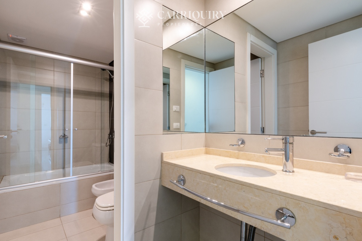 Apartamento ID.6896 - Apartamento de 2 Dormitorios en Playa Brava con Vista al Mar - Venta