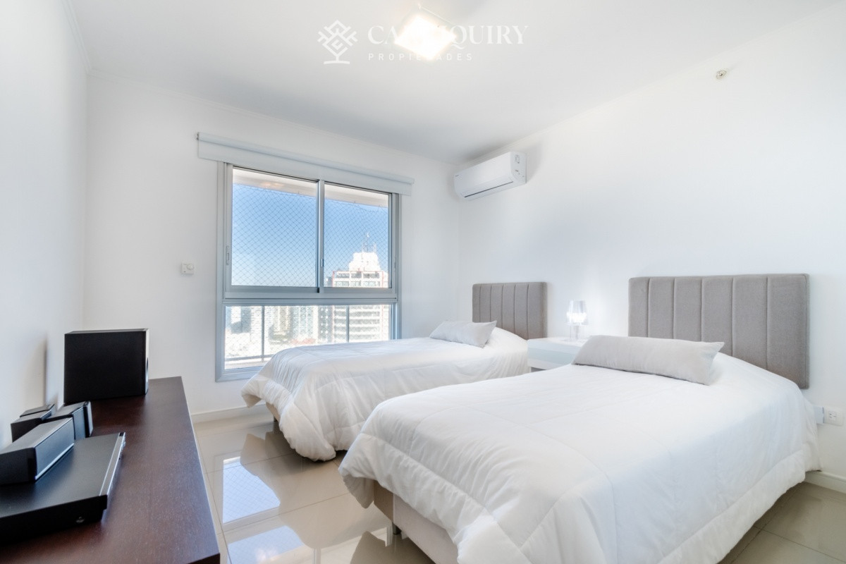 Apartamento ID.6896 - Apartamento de 2 Dormitorios en Playa Brava con Vista al Mar - Venta
