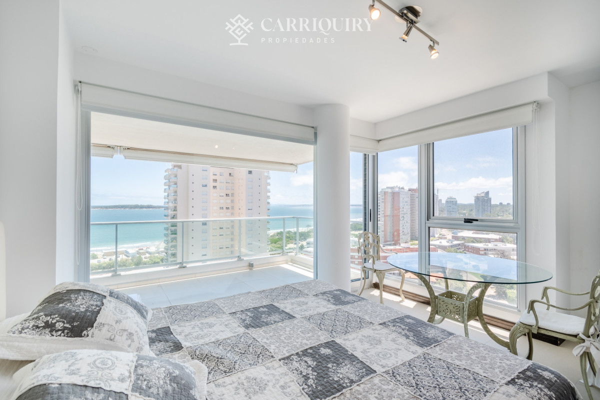 Apartamento ID.5507 - Venta de Excelente Apartamento de 3 Dormitorios con Vista al Mar, Playa Mansa, Punta del Este